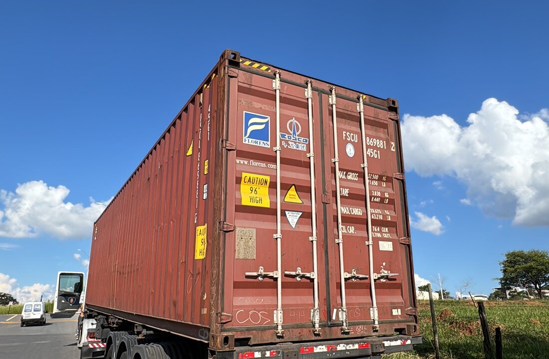 Container de carga industrial pronto para transporte